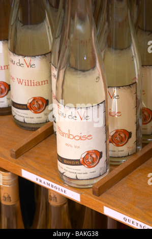 Negozio di vino Eau de vie framboise dom Paolo zinck eguisheim Alsace Francia Foto Stock