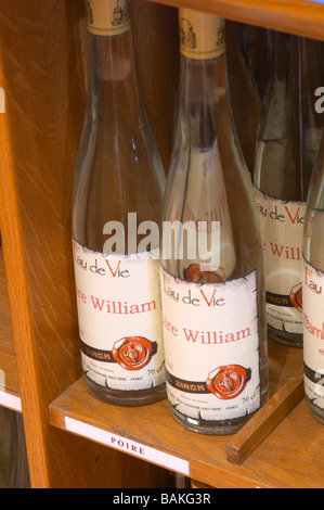 Negozio di vino Eau de vie poire dom Paolo zinck eguisheim Alsace Francia Foto Stock