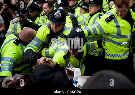 Anti-capitalista manifestanti radunati presso la banca di Inghilterra alla vigilia del vertice del G20, che è diventata violenta con la polizia Foto Stock