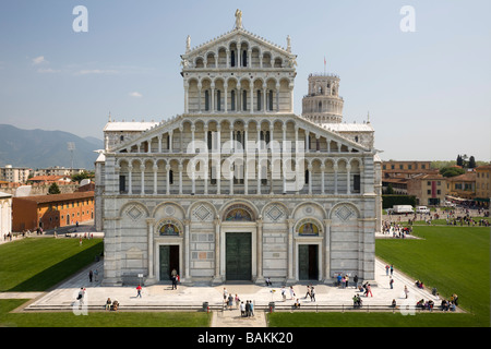 Il Campo dei Miracoli con il Duomo e il campanile (Pisa - Italia). Il Campo dei Miracoli avec sa Cathédrale et la Tour penchée. Foto Stock