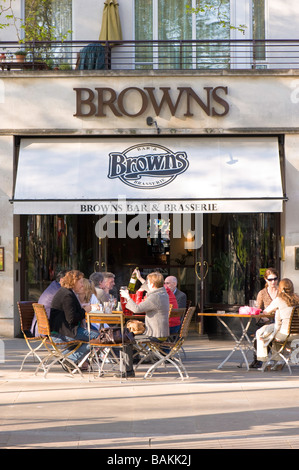 Persone in occupato Browns bar Islington N1 London Regno Unito Foto Stock