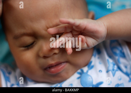 Un close up ritratto di 5 mesi baby boy. Il bambino è metà asiatica e metà caucasiche. Foto Stock