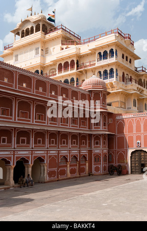 La città di Jaipur Palace di Jai Singh II cortile interno con il Riddhi Siddhi Pol e Chandra Mahal Palace in background Raj Foto Stock