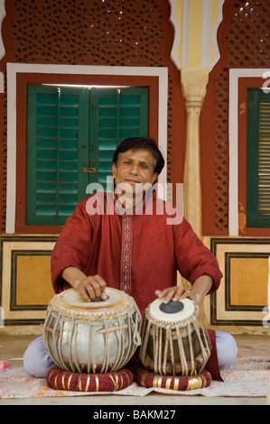 La città di Jaipur Palace di Jai Singh II musicista all'interno del Chandra Mahal Rajasthan in India Foto Stock