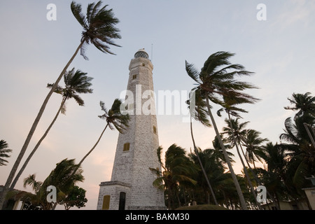 Faro Dondra spazzate dal vento con palme da cocco segna il più meridionale punto di Sri Lanka. Foto Stock