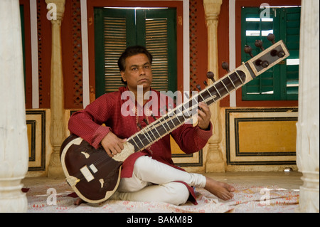 La città di Jaipur Palace di Jai Singh II musicista all'interno del Chandra Mahal Rajasthan in India Foto Stock