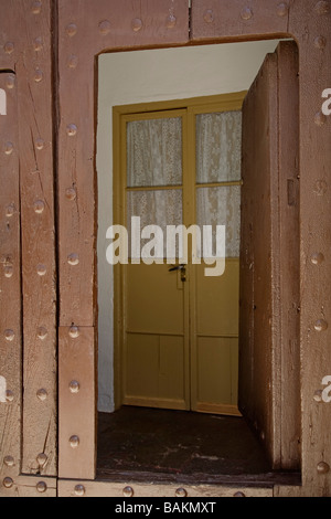 Gateway di una tipica casa di villaggio bianco di Grazalema Sierra de Cadice Andalusia Spagna Foto Stock