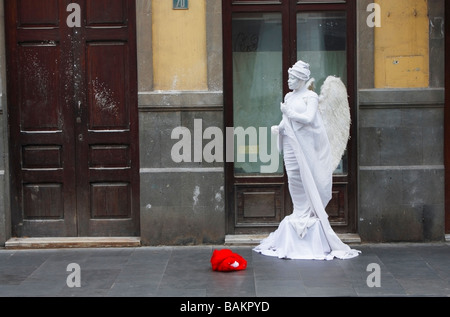 Street performer vestito come angelo musicista di strada in strada in Spagna Foto Stock