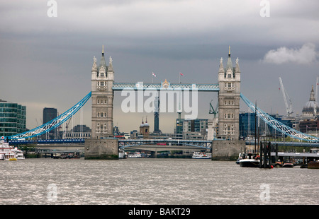 Viste del Tower Bridge e da Londra a Thames clipper barca dei " commuters " Foto Stock