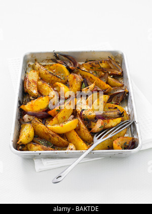 Spicchi di patate con spezie cajun e limone Foto Stock