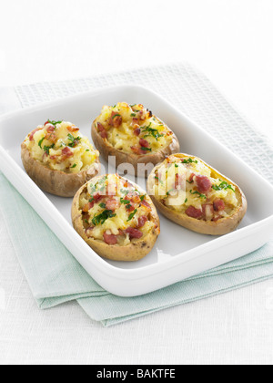 Bucce di patate ripieni di formaggio e pancetta Foto Stock