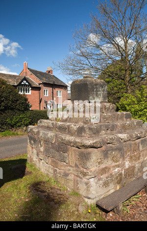 Regno Unito Inghilterra Cheshire Nether Alderley medievale di base trasversale esterno Agriturismo Incrociata Foto Stock