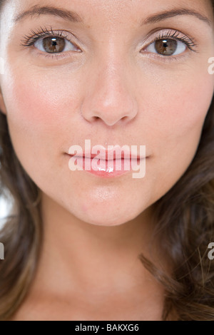 Close up di un attraente giovane donna Foto Stock