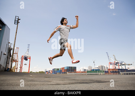 L'uomo atleta jumping