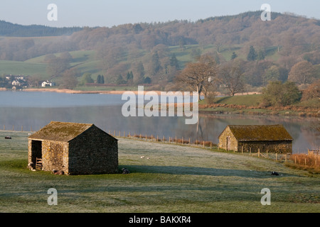 Granai in pietra accanto Esthwaite acqua vicino Hawkshead, Lake District, Cumbria Foto Stock