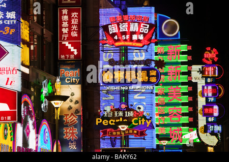 Insegne al neon in Nanjing road shanghai Foto Stock