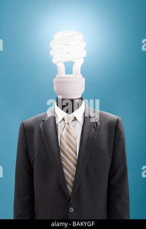 Imprenditore con risparmio energetico lampadina come capo Foto Stock