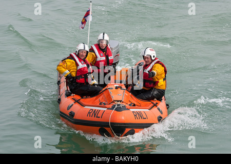 RNLI (Royal National scialuppa di salvataggio istituzione) Membri di equipaggio in barca durante un esercizio di formazione. Foto Stock