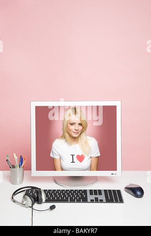 Una giovane donna su un computer Foto Stock
