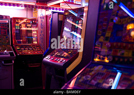 Slot machine in sala giochi Foto Stock