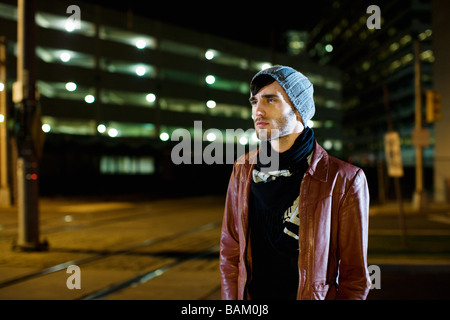 L uomo nella città di notte Foto Stock