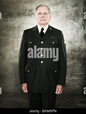 Profilo di un soldato salutando Foto Stock