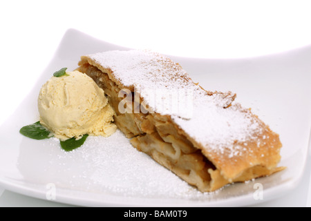 Fetta di pane appena sfornato, lo strudel di mele con gelato alla vaniglia Foto Stock