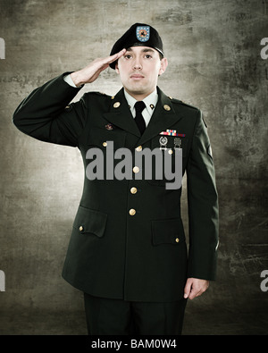 Ritratto di un soldato salutando Foto Stock