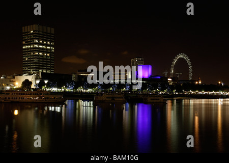 Guardando verso il Festival Hall e per il London Eye, Londra attraverso il fiume Tamigi di notte Foto Stock