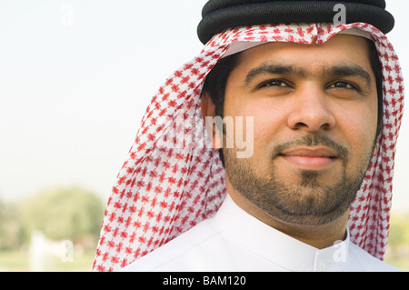 Ritratto di un giovane uomo che indossa un gutra Foto Stock