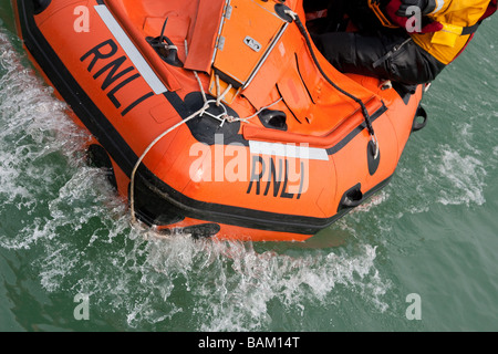 RNLI (Royal National scialuppa di salvataggio istituzione) Membri di equipaggio in barca durante un esercizio di formazione. Foto Stock