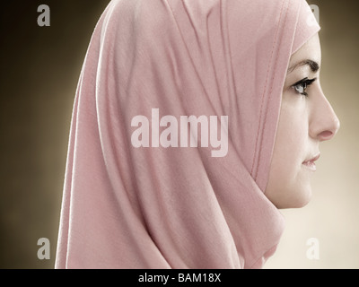 Profilo di una giovane donna musulmana Foto Stock
