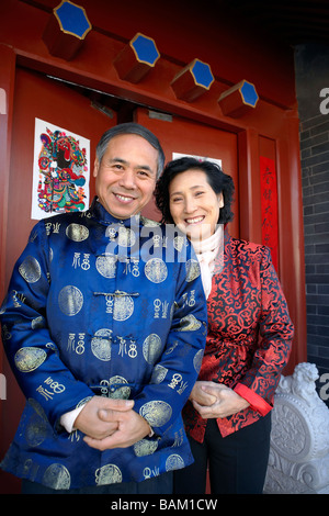 Felice Senior l uomo e la donna che indossa abiti tradizionali Foto Stock