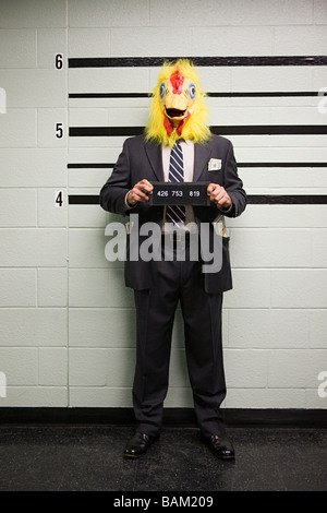 Mugshot di imprenditore con testa di pollo Foto Stock