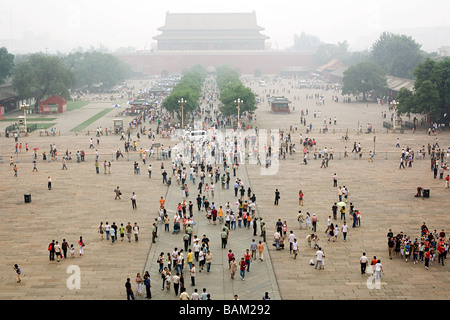 Persone in piazza Tiananmen Foto Stock