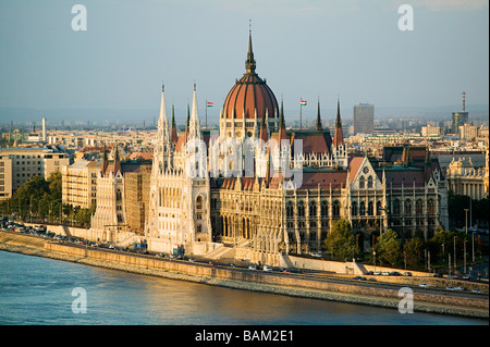Parlamento ungherese edificio e Danubio Foto Stock