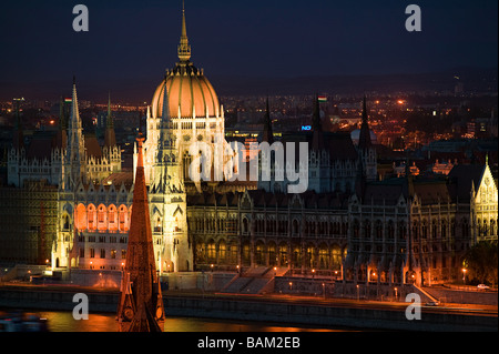 Parlamento ungherese edificio e Danubio Foto Stock