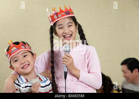 I bambini a cantare nel microfono Foto Stock