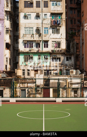 Campo da pallacanestro e un edificio in hong kong Foto Stock