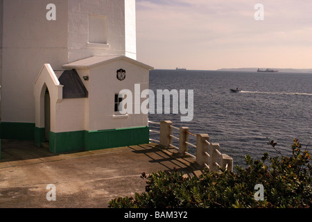 Le piccole imbarcazioni lasciando Carrick strade vista dalla base di San Antonio Faro Capo Cornwall Regno Unito Foto Stock