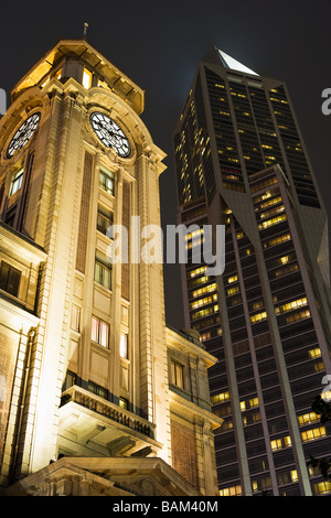 Shanghai Art Museum e il grattacielo Foto Stock