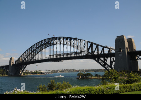 Sydney, Australia vista del Ponte del Porto di Sydney. Icone di Australia, il ponte aperto nel 1932, l'Opera House nel 2003. Foto Stock