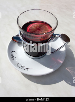 Vin brulé presso un ristorante di montagna nella località sciistica di Les Gets Francia Foto Stock