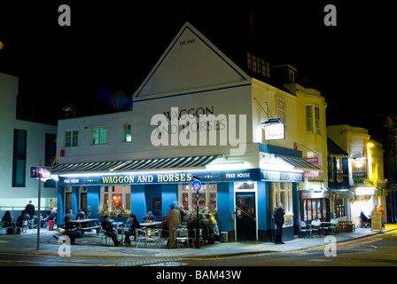 Brighton e Hove City Night time scene di strada e case pubbliche con molto tempo otturazione lento Foto Stock