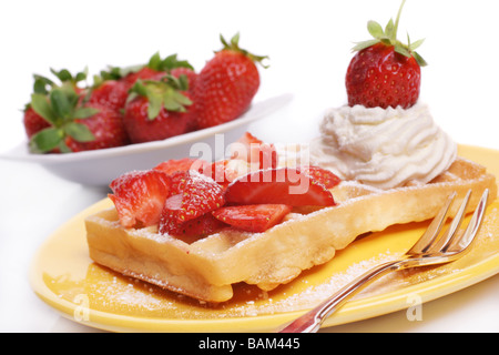 Waffle sulla piastra con fragole e panna montata Foto Stock