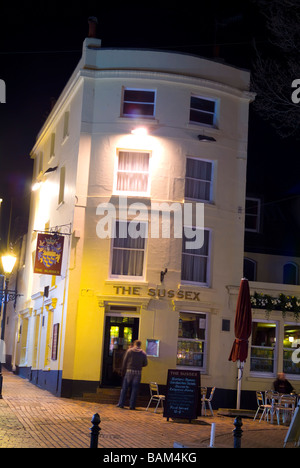 Brighton e Hove City Night time scene di strada e case pubbliche con molto tempo otturazione lento Foto Stock