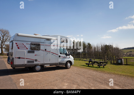 Haltwhistle Northumberland Inghilterra UK Europa Motorhome nel sito picnic in una volta prodotta "Parco Nazionale" Centro Visitatori Foto Stock