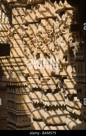 Colonne scolpite tempio Jain Jaisalmer Foto Stock