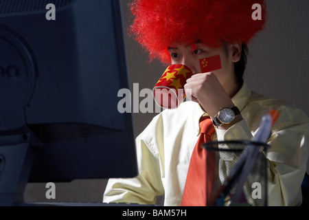 Giovane uomo indossando il costume patriottico al lavoro Foto Stock