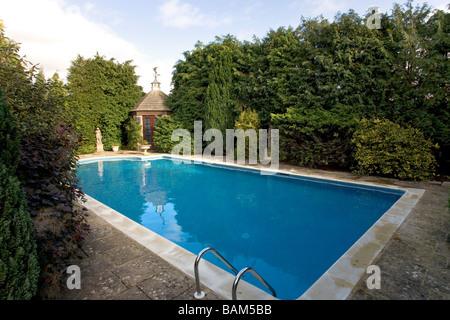 Regno Unito. Un giardino privato con piscina. Foto Stock